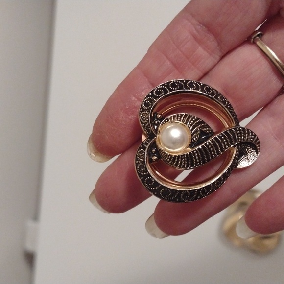 Set of 4 vintage gold tone scarf clips can be worn as pendants too - Picture 5 of 6